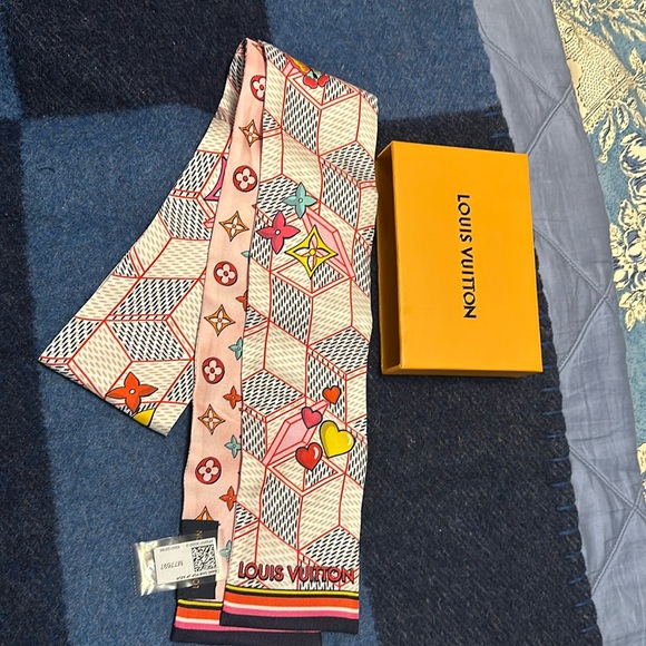 This a brand new scarf, ready to be wear this time of the year! Have the box. - Picture 1 of 7